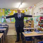 El &quot;premier&quot; británico, Boris Johnson, visita un colegio de primaria en Londres