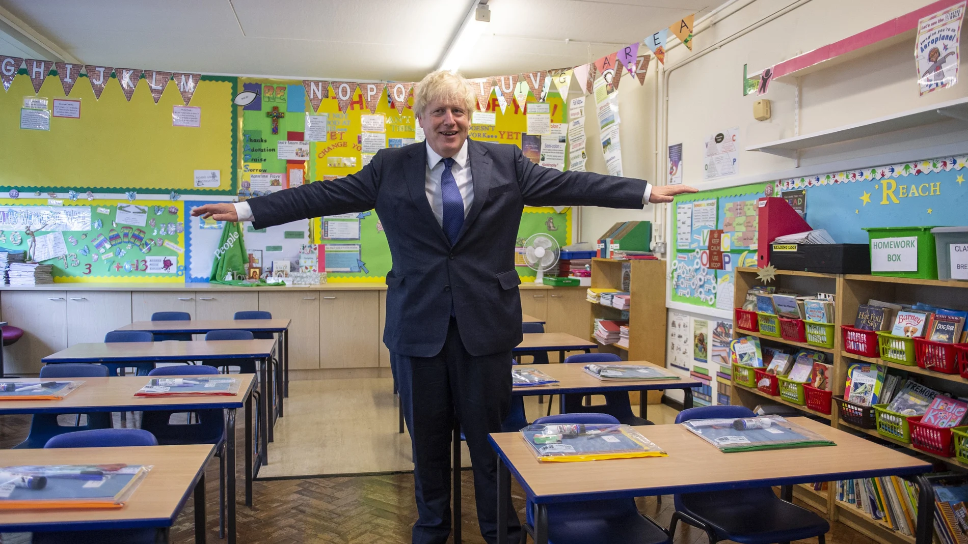 El "premier" británico, Boris Johnson, visita un colegio de primaria en Londres