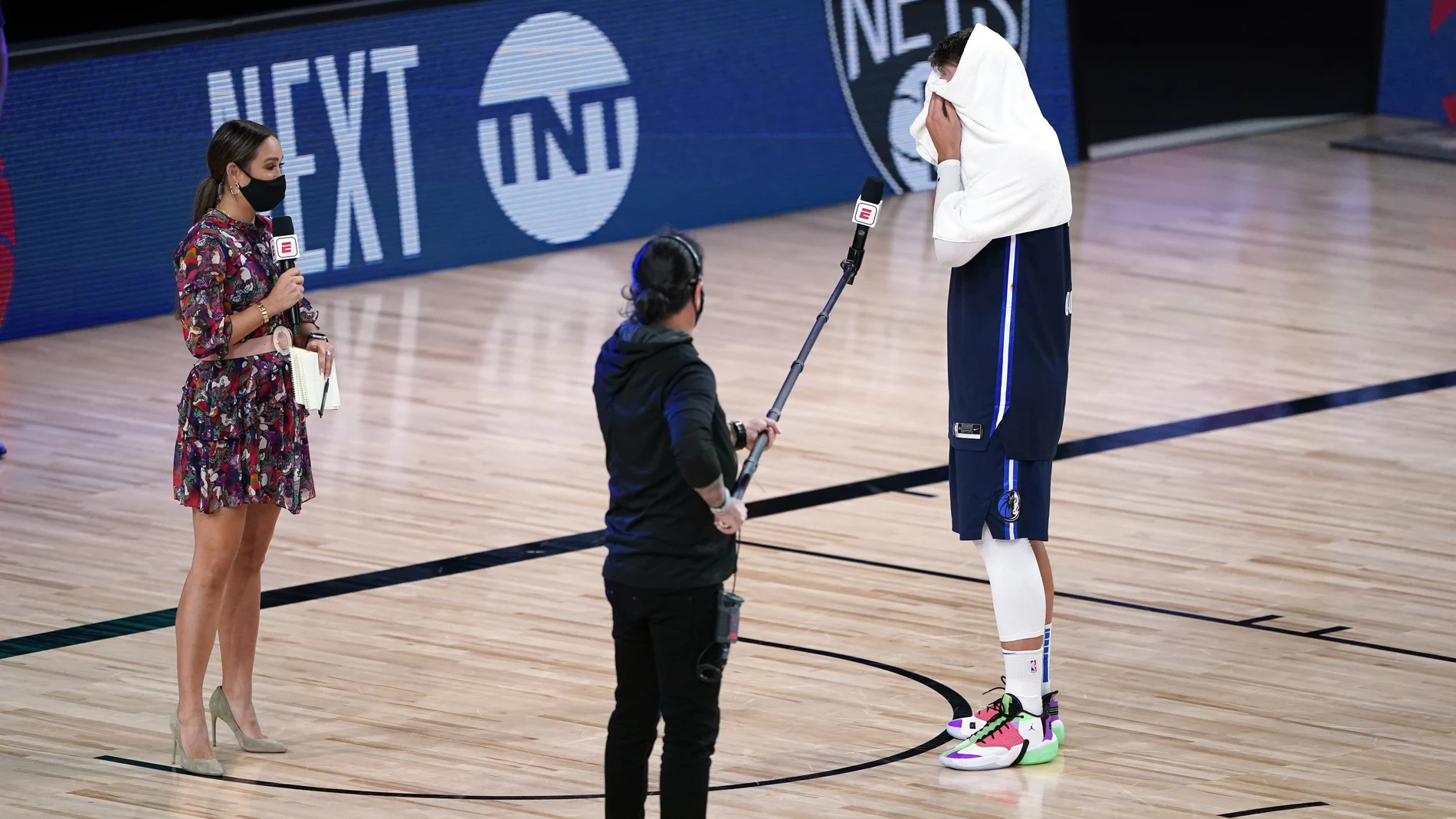 Doncic es entrevistado después del cuarto partido contra los Clippers