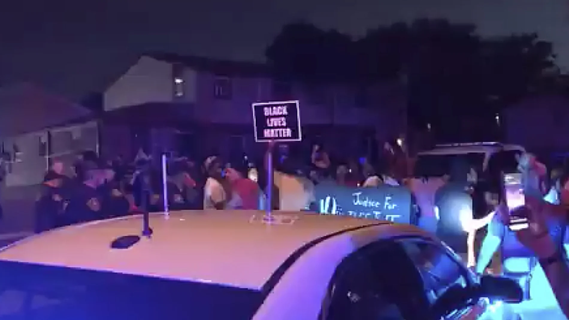 Imágenes de vídeo de las protestas en Wisconsin tras un nuevo caso de brutalidad policial contra un negro