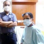El Doctor Arun con la paciente