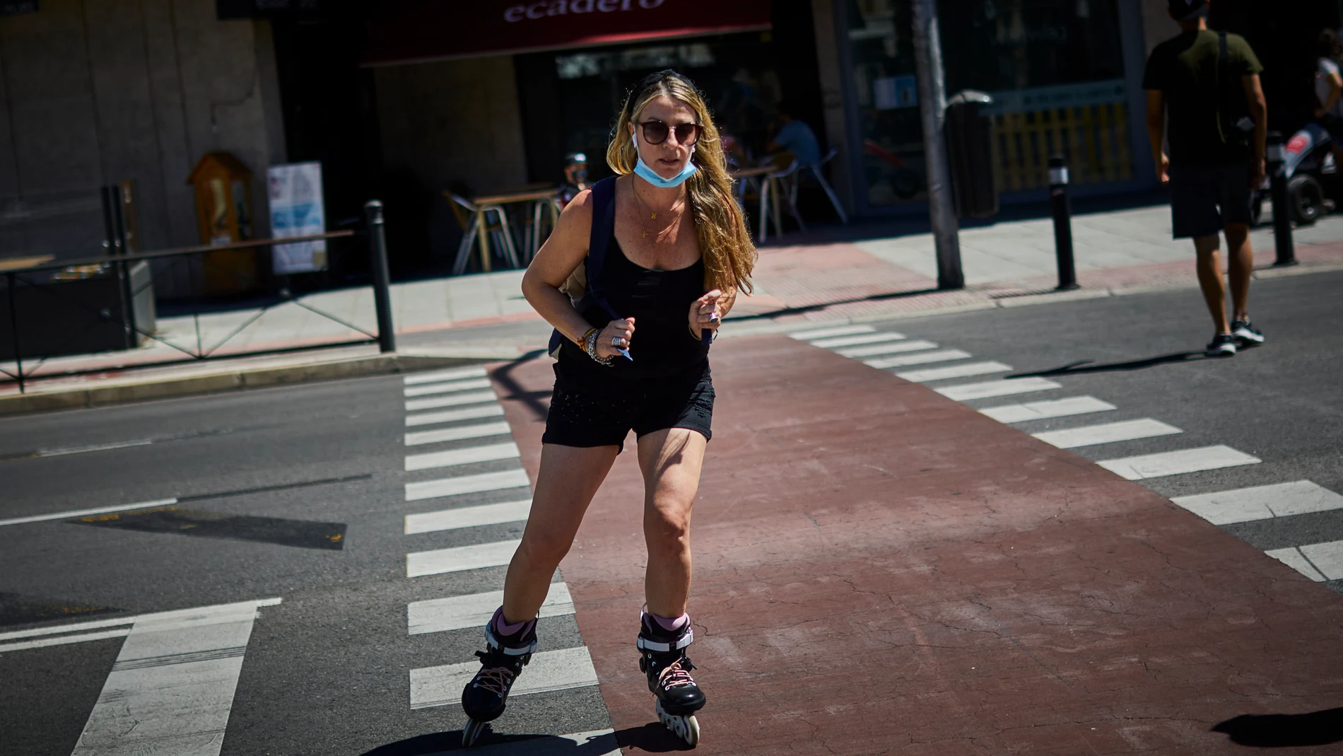 Una mujer no lleva correctamente la mascarilla