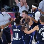 Los compañeros abrazan a Doncic después del triple decisivo