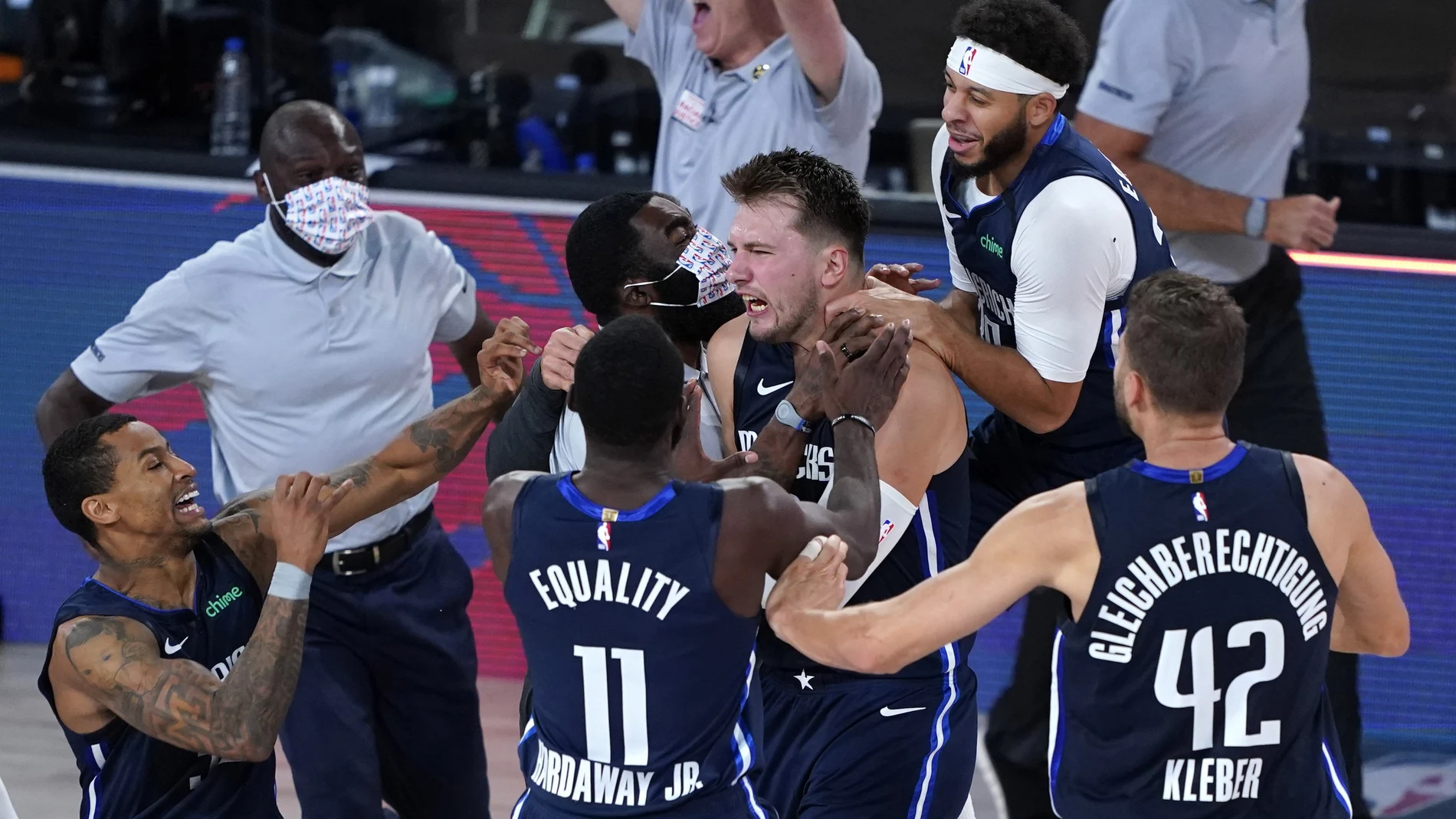 Los compañeros abrazan a Doncic después del triple decisivo