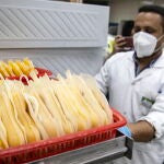 Un médico saca bolsas de plasma donadas por pacientes que se recuperaron de la enfermedad COVID-19 causada por el coronavirus SARS-CoV-2, en Vacsera, una empresa farmacéutica egipcia para la producción de vacunas, sueros. y drogas, en El Cairo (Egipto)