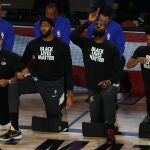 Los equipos de la NBA, como los Lakers, siguen protestando contra el racismo antes de sus partidos en la burbuja de Orlando.