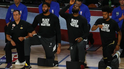 Los equipos de la NBA, como los Lakers, siguen protestando contra el racismo antes de sus partidos en la burbuja de Orlando.