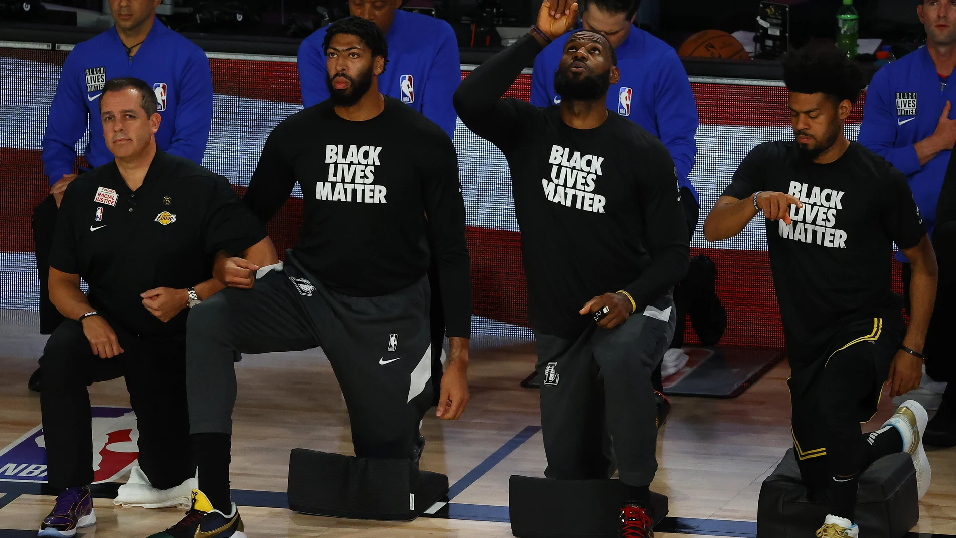 Los equipos de la NBA, como los Lakers, siguen protestando contra el racismo antes de sus partidos en la burbuja de Orlando.