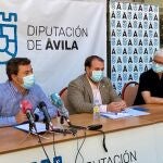 Eduardo Duque, diputado del Área de Cultura, Patrimonio, Juventud y Deporte; el profesor Jesús Álvarez Sanchís; y Jesús Martín, alcalde de Solosancho y diputado provincial