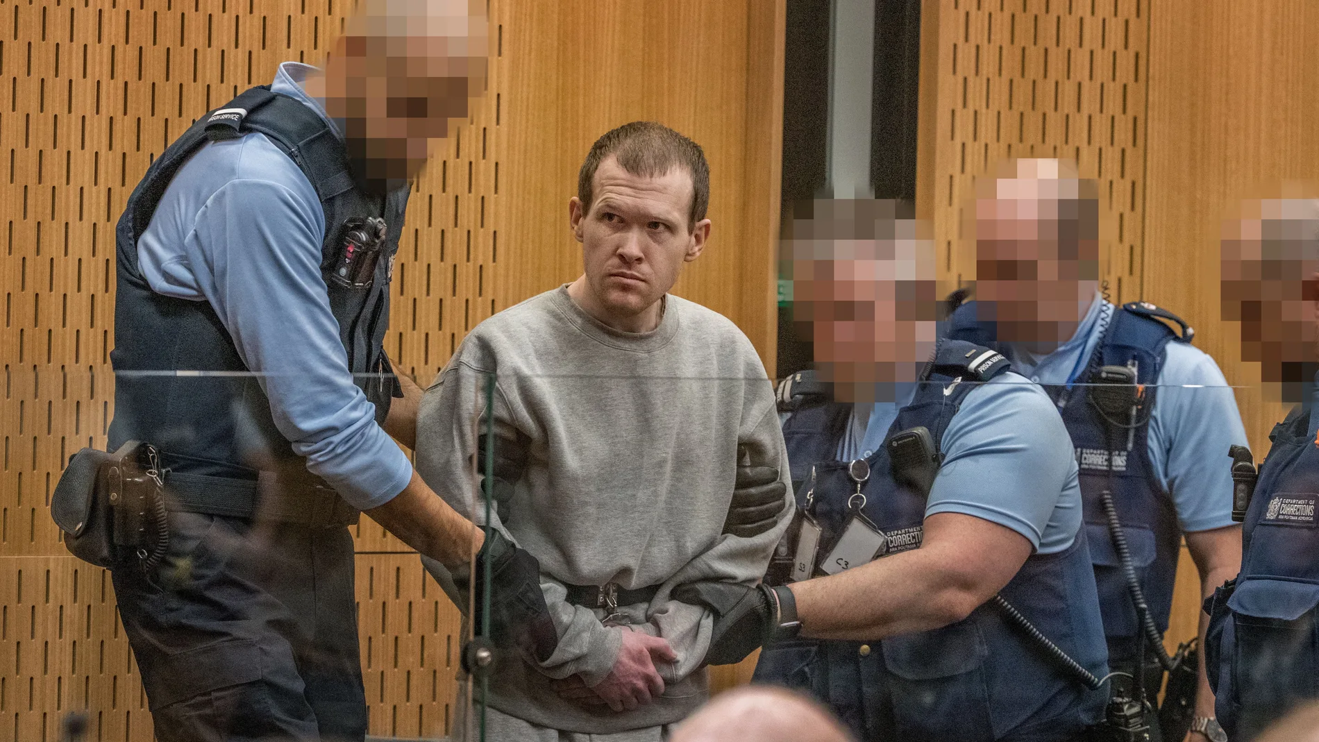 El terrorista australiano Brenton Tarrant escucha las declaraciones de las víctimas del doble atentado en Nueva Zelanda