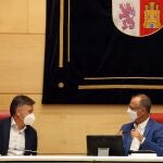El presidente de las Cortes, Luis Fuentes, conversa con el vicepresidente Francisco Vázquez