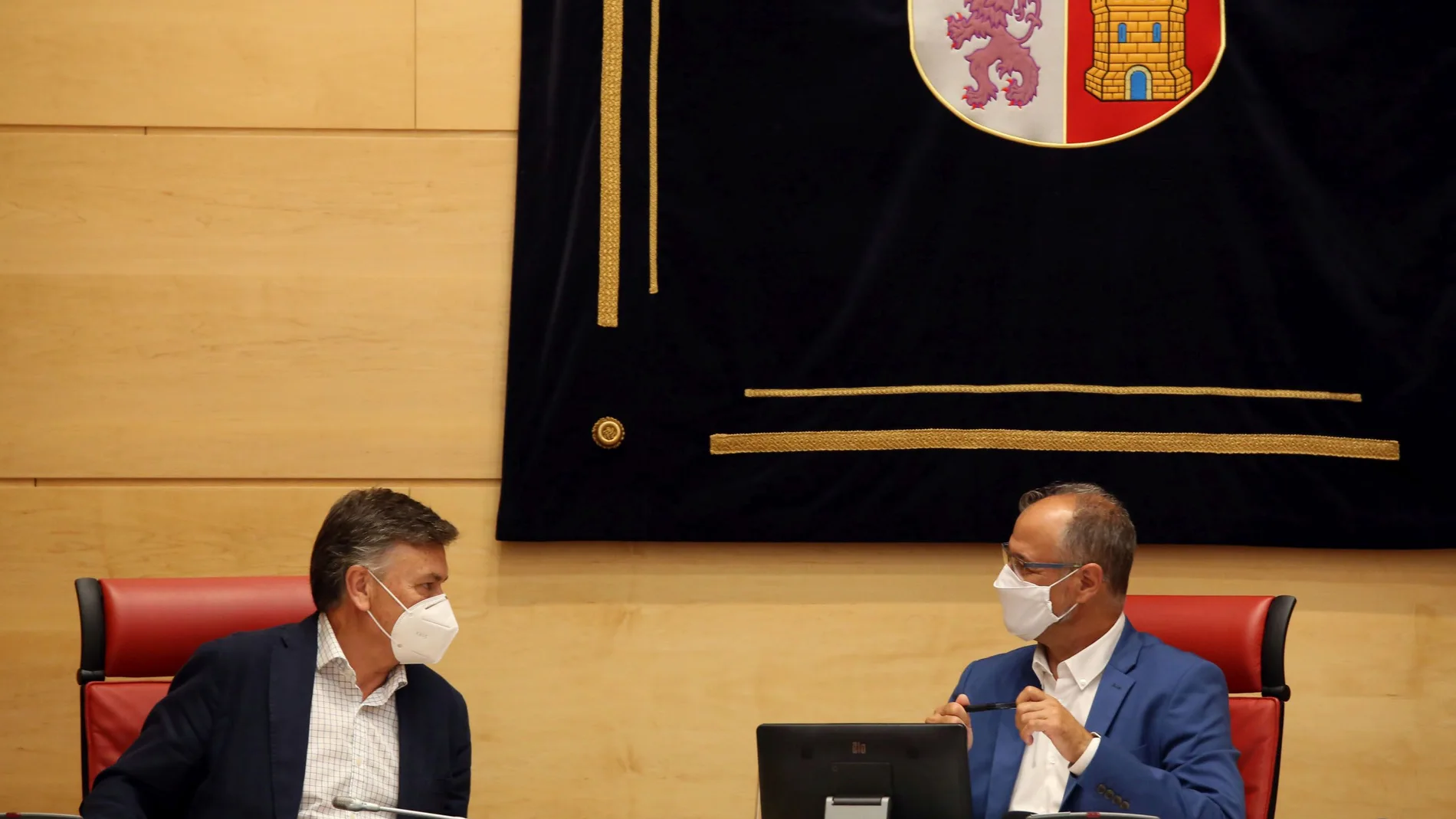 El presidente de las Cortes, Luis Fuentes, conversa con el vicepresidente Francisco Vázquez