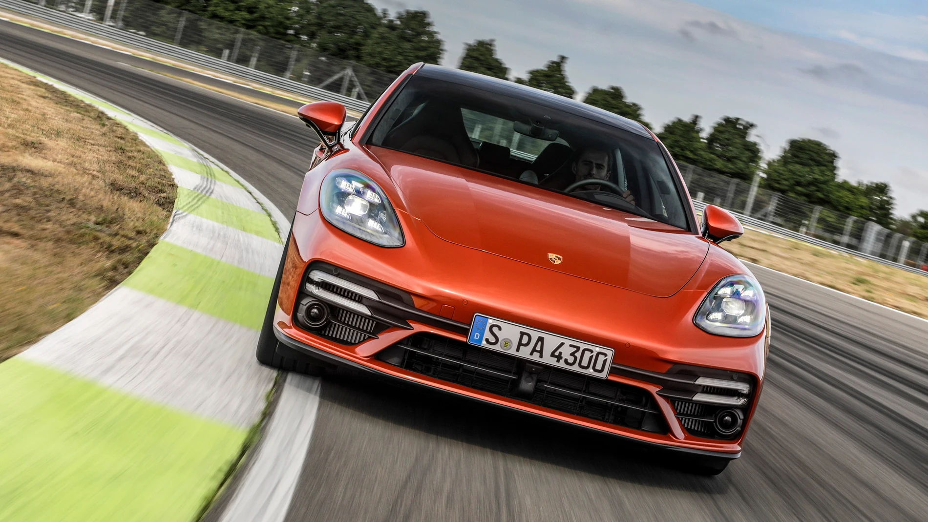 Economía/Motor.- Porsche pone a la venta en España el nuevo Panamera, que tendrá una opción plugin de 560 caballos