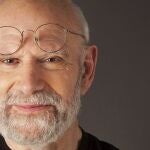 Oliver Sacks (1933-2015) fue un neurólogo y escritor británico, autor de varias novelas como "Despertares" o "El hombre que confundió a su mujer con un sombrero"