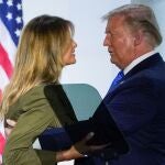 Melania Trump, junto a su marido, tras su intervención en la Convención republicana