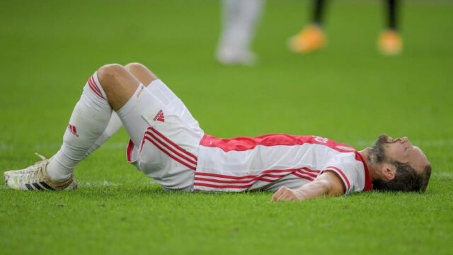 Daley Blind, tendido en el suelo en el partido Ajax-Hertha.
