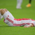 Daley Blind, tendido en el suelo en el partido Ajax-Hertha.