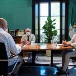 El presidente de la Junta de Andalucía (d), junto a los consejeros de Educación y Deporte (i) y de Salud y Familias, con los que se ha reunido para preparar la Comisión Sectorial conjunta de Educación y Sanidad de mañana