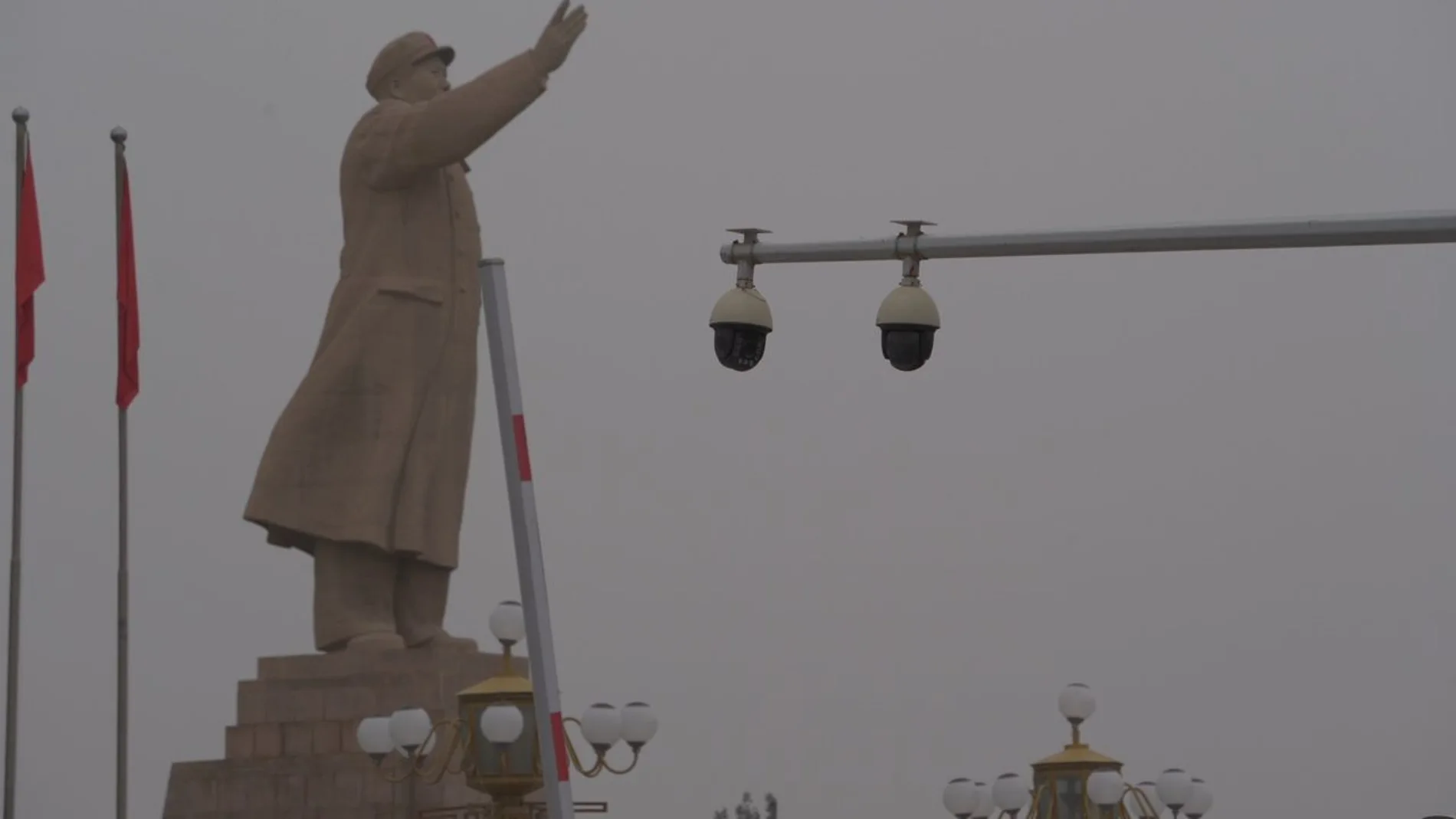 Imagen de la región de Sinjiang con una estatua de Mao