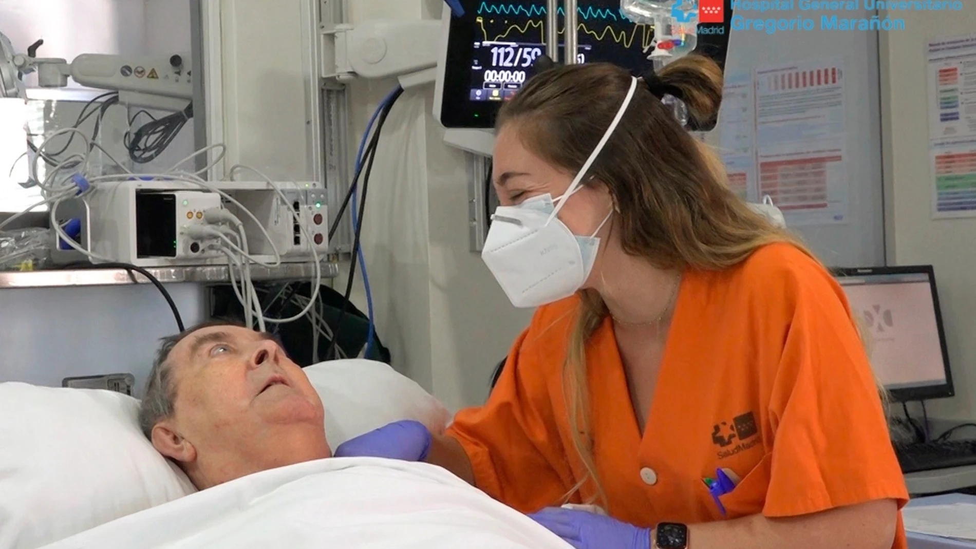 Una sanitaria del Hospital Gregorio Marañón junto al paciente con Covid-19 que más tiempo ha estado ingresado en la UCI, con 158 días.HOSPITAL GREGORIO MARAÑÓN27/08/2020