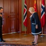 La primera ministra noruega Erna Solberg recibe al ministro de Exteriores chino Wang Yi ayer en Oslo durante una visita de cortesía