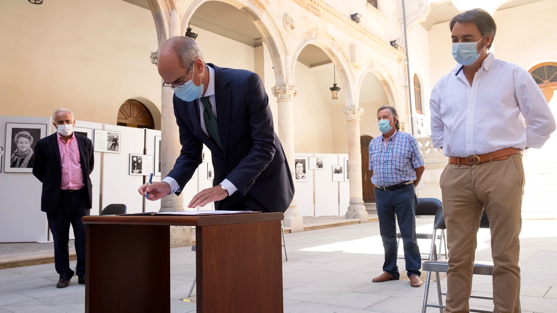 El presidente de la Diputación de Salamanca, Javier Iglesias, firma el protocolo de colaboración con las asociaciones ganaderas dedicadas al toro de lidia de la provincia