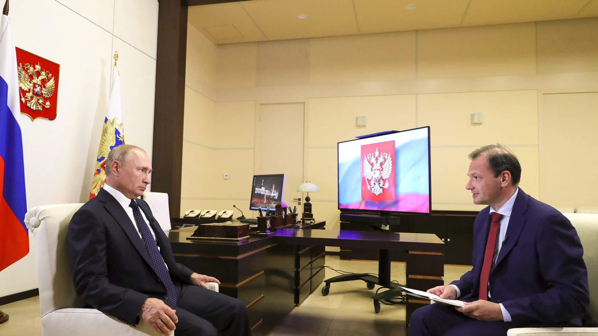 Foto ofrecida por el Kremlin durante la entrevista del presidente ruso con la cadena pública