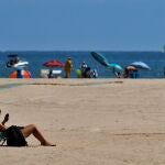 Una joven toma el sol este jueves en la playa de Las Arenas de Valencia