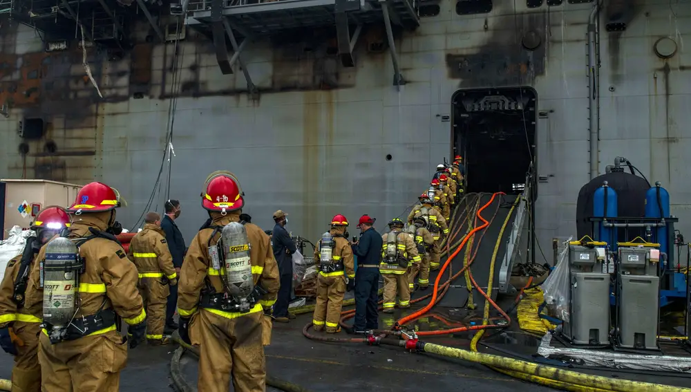 El USS Bonhomme Richard en llamas en julio de 2020