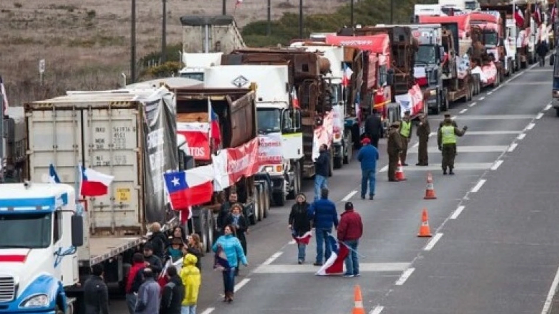 Chile.- Cientos de camioneros bloquean varias carreteras en Chile para protestar contra los ataques incendiarios