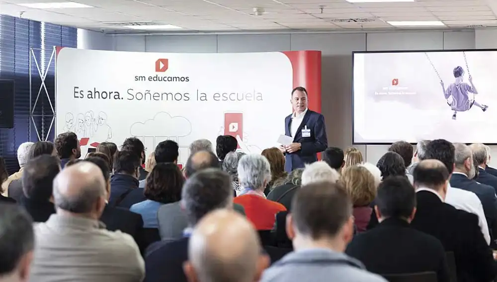 Santiago Romero, director de clientes de SM España, dando una charla a directores decentros educativos meses antes de la pandemia.