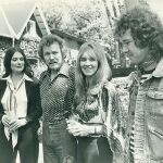 Cathy Smith, primera por la izquierda, junto a Gordon Lightfood