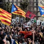 Aspecto de la concentración que se lleva a cabo en la plaza de la Universitat de Barcelona durante la jornada de huelga general convocada en el marco de las protestas contra el juicio del "procés" que se celebra estos días en el Tribunal Supremo.