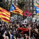 Aspecto de la concentración que se lleva a cabo en la plaza de la Universitat de Barcelona durante la jornada de huelga general convocada en el marco de las protestas contra el juicio del &quot;procés&quot; que se celebra estos días en el Tribunal Supremo.