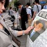 Tokyo (Japan), 12/09/2007.- (FILE) - Businesswoman Nahoko Tanaka reads an extra published by a local Japanese newspaper reporting Prime Minister Shinzo Abe's announcement that he plans to step down in Tokyo, Japan, 12 September 2007 (reissued 28 August 2020). Abe is reportedly about to announce his resignation as prime minister on 28 August 2020. (Japón, Tokio) EFE/EPA/ROBERT GILHOOLY