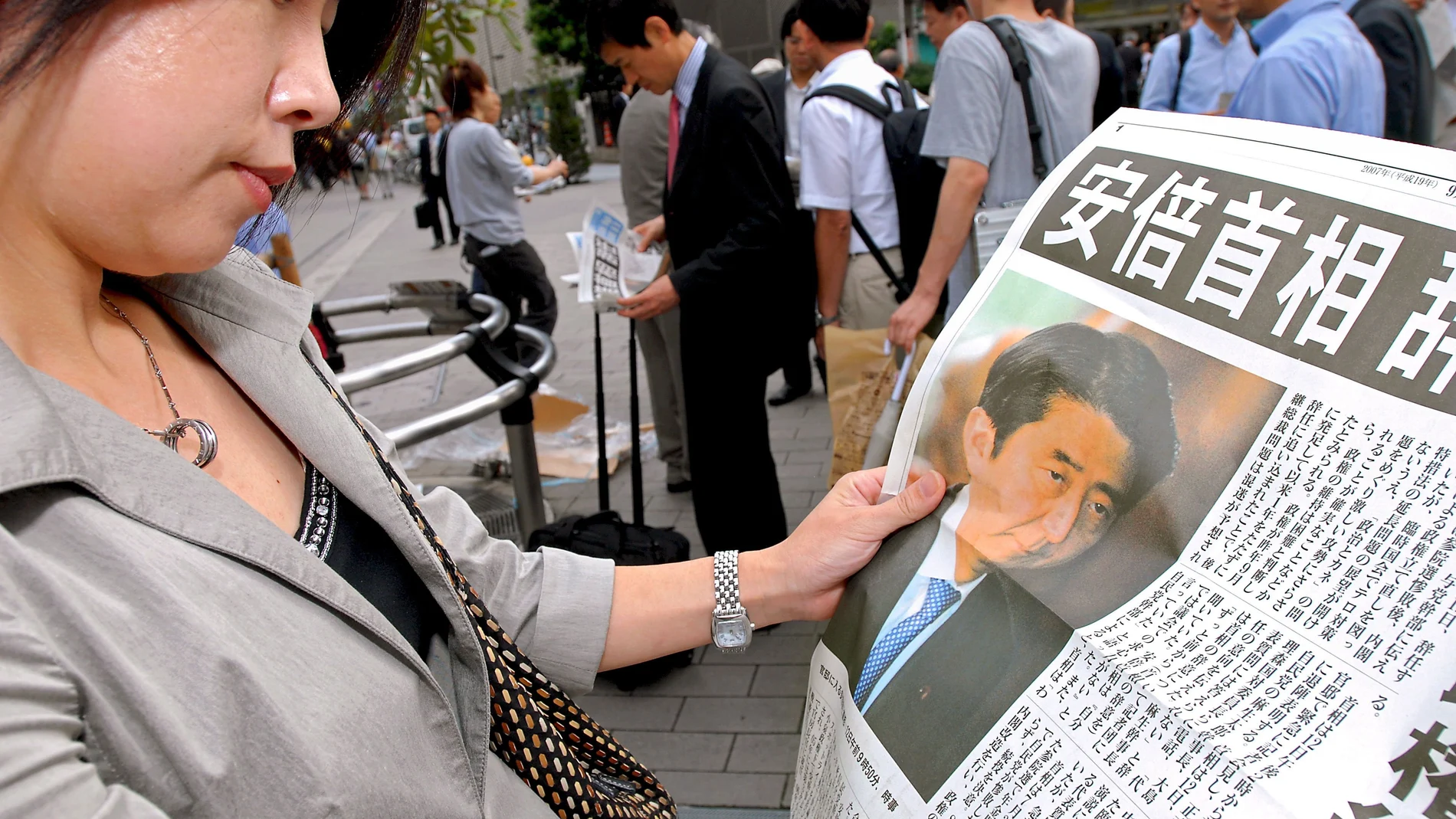 Tokyo (Japan), 12/09/2007.- (FILE) - Businesswoman Nahoko Tanaka reads an extra published by a local Japanese newspaper reporting Prime Minister Shinzo Abe's announcement that he plans to step down in Tokyo, Japan, 12 September 2007 (reissued 28 August 2020). Abe is reportedly about to announce his resignation as prime minister on 28 August 2020. (Japón, Tokio) EFE/EPA/ROBERT GILHOOLY