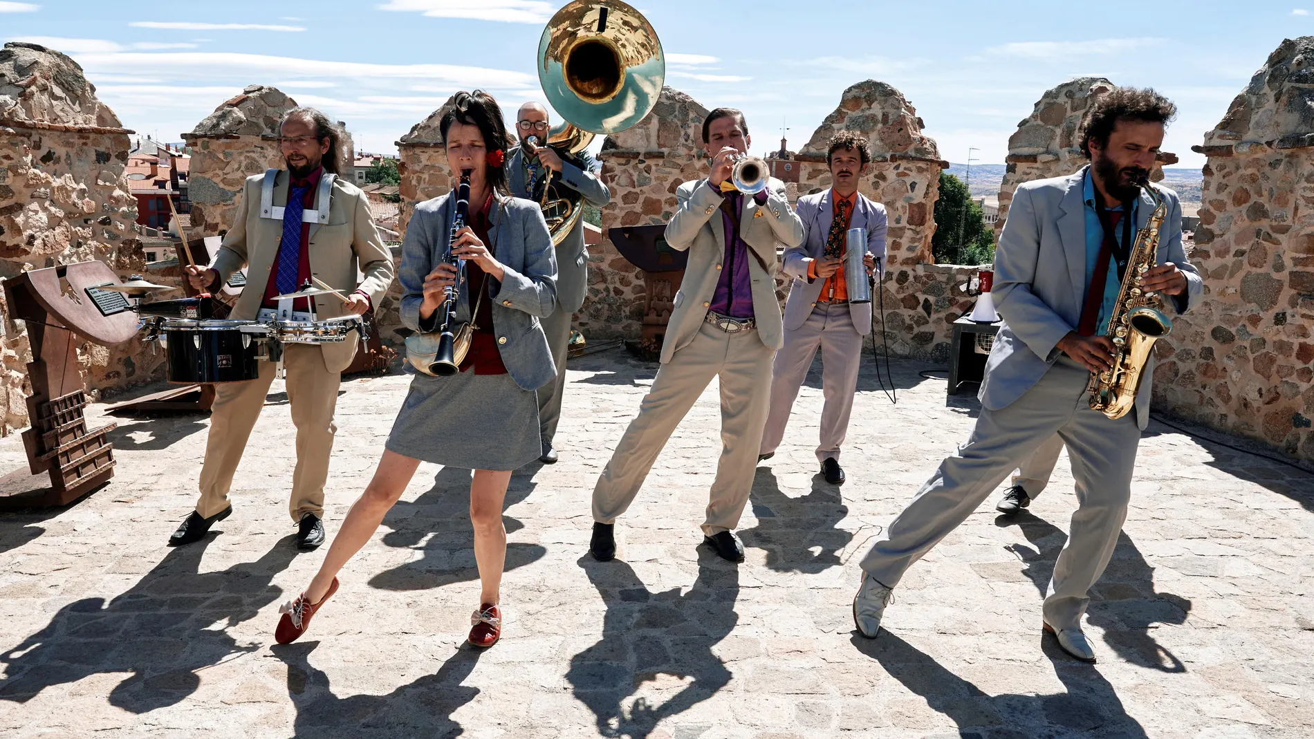 "Cir&Co" se sube a la muralla de Ávila a ritmo del caribe