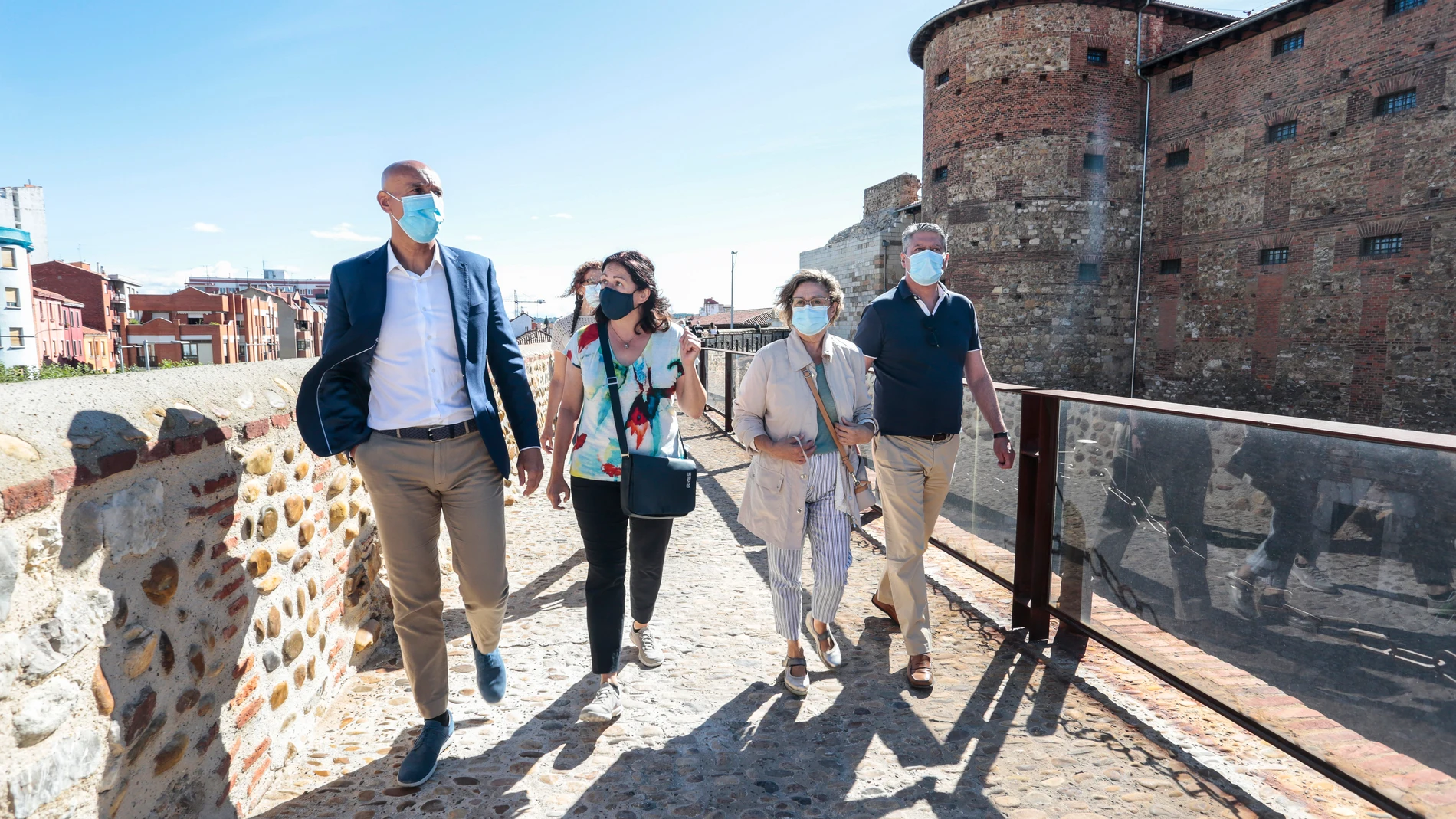 El alcalde de León, José Antonio Diez, la concejala de Acción y Promoción Cultural, Evelia Fernández (2D), y el edil de Desarrollo Urbano, Luis Miguel García Copete (D), visitan las obras del entorno de la Era del Moro de la Muralla de León. Junto a ellos, la arquitecta municipal, Begoña Gonzalo (2I)