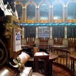 Vista general de la Bolsa de Madrid este viernes al cierre. La bolsa española ha aprovechado los nuevos máximos históricos que registraba Wall Street para concluir la sesión de este viernes con una subida del 0,6 % que le ha situado por encima de 7.100 puntos, a la que ha contribuido la subida de la banca, según datos del mercado