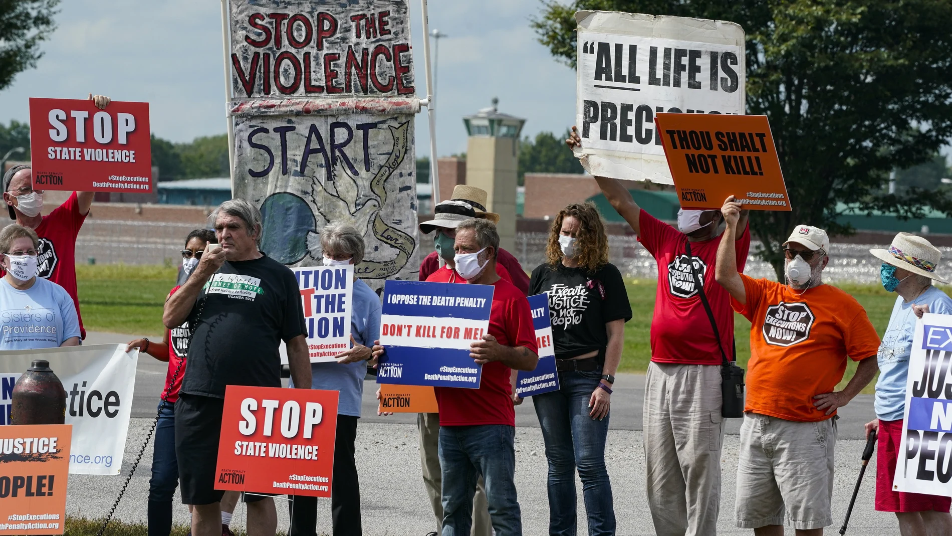 Manifestación contra la pena de muerte frente la prisión de federal de Terre Haute (Indiana), donde fue ejecutado el viernes Keith Dwayne Nelson