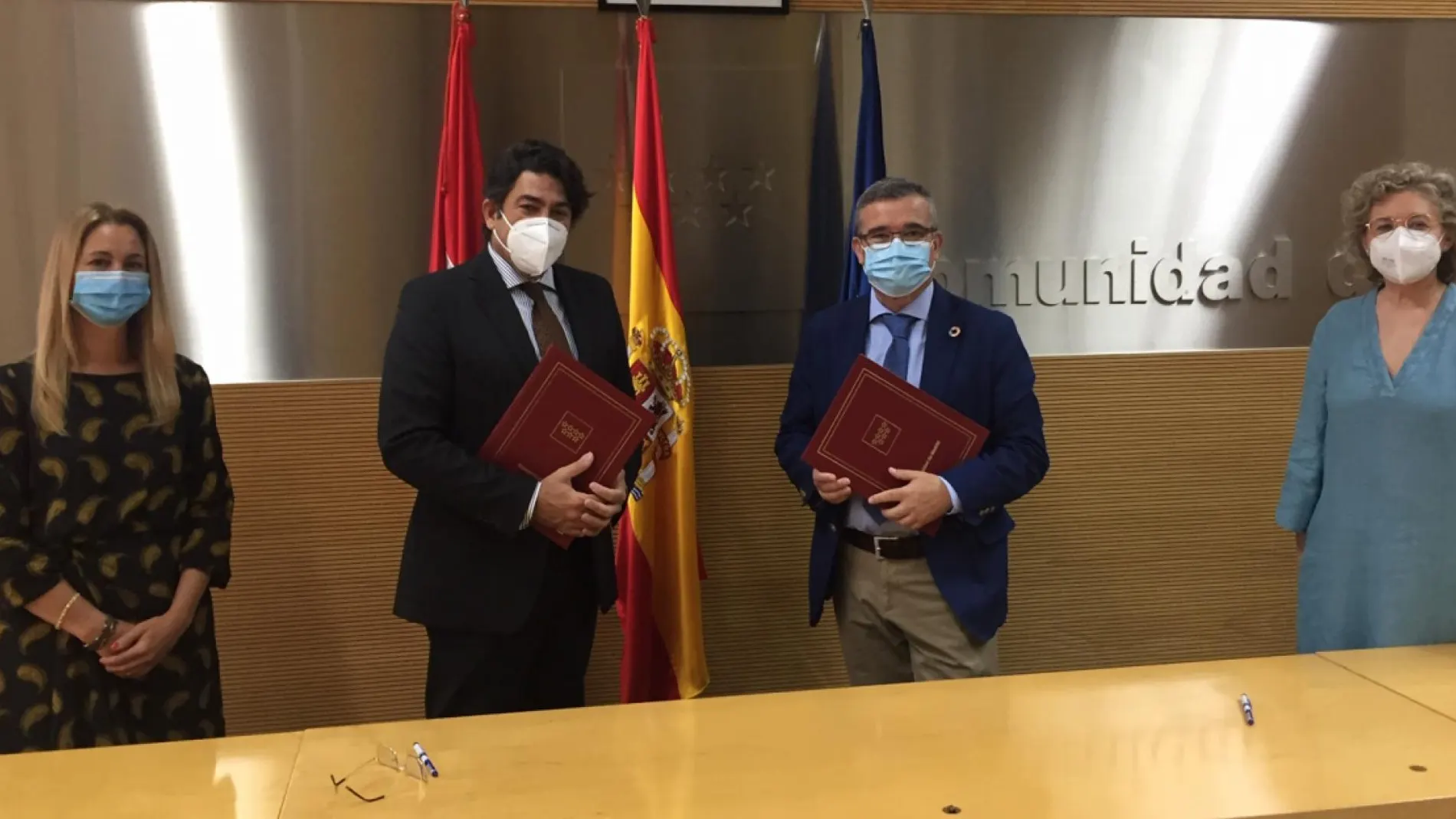 El consejero de Vivienda y Administración local, David Pérez, firma un nuevo convenio con la FMM