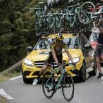George Bennett se sube a la bicicleta después de caerse en la primera etapa del Tour