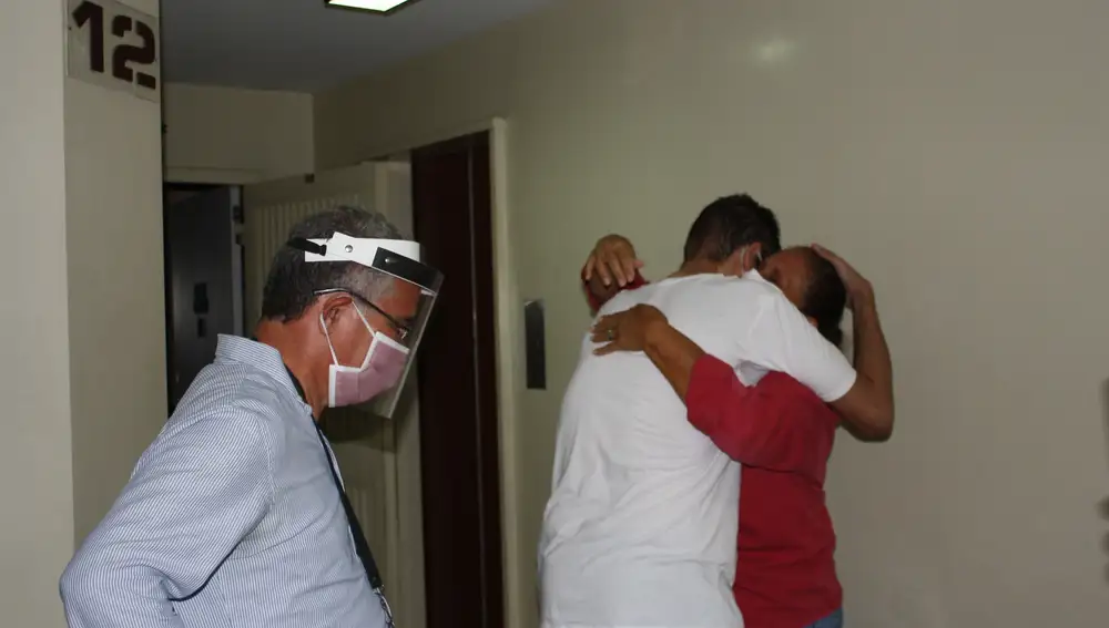 Fotografía cedida por Rafaela Requesens que muestra a Juan Requesens (c) mientras abraza a su mamá Paula Martínez, junto a su padre Juan Guillermo Requesens (i) ayer, Caracas (Venezuela)