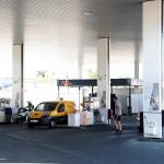 Varios conductores repostan sus vehículos en una gasolinera en Madrid, este sábado