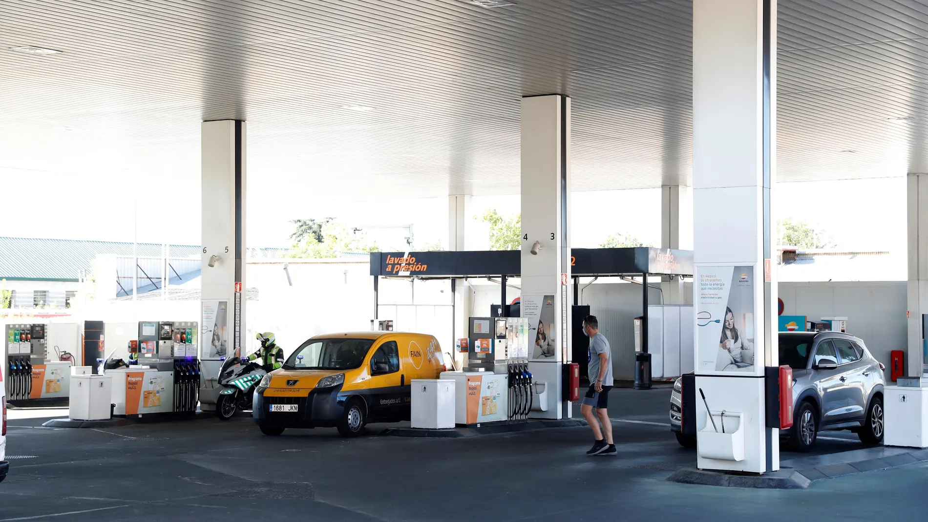 El consumo de carburantes se recupera en julio y agosto y baja solo el 10 %