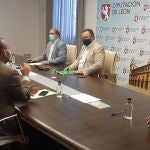 Reunión de representantes de la Diputación de León y del Colegio Oficial de Farmacéuticos y la Sociedad Española de Farmacia Rural