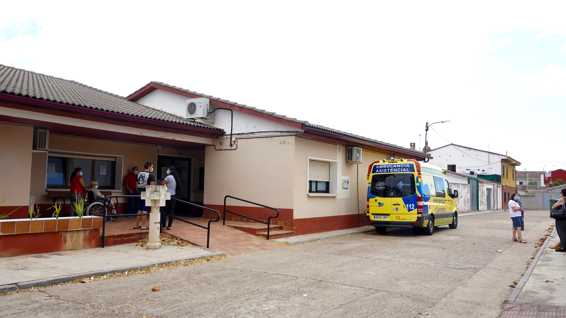 Varios vecinos de la localidad Mayorga, donde existe un brote, en el centro de salud de la localidad vallisoletana