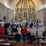 Foto de familia del obispo con los vecinos de la localidad