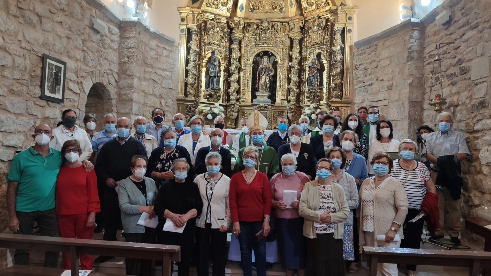Foto de familia del obispo con los vecinos de la localidad
