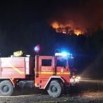 El incendio forestal que afecta a la Sierra de la Silla, entre Mula y Bullas (Murcia) avanza sin poder ser controlado todavía por los casi 200 efectivos terrestres y aéreos desplegados en la zona, entre ellos 50 miembros de la Unidad Militar de Emergencias (UME)